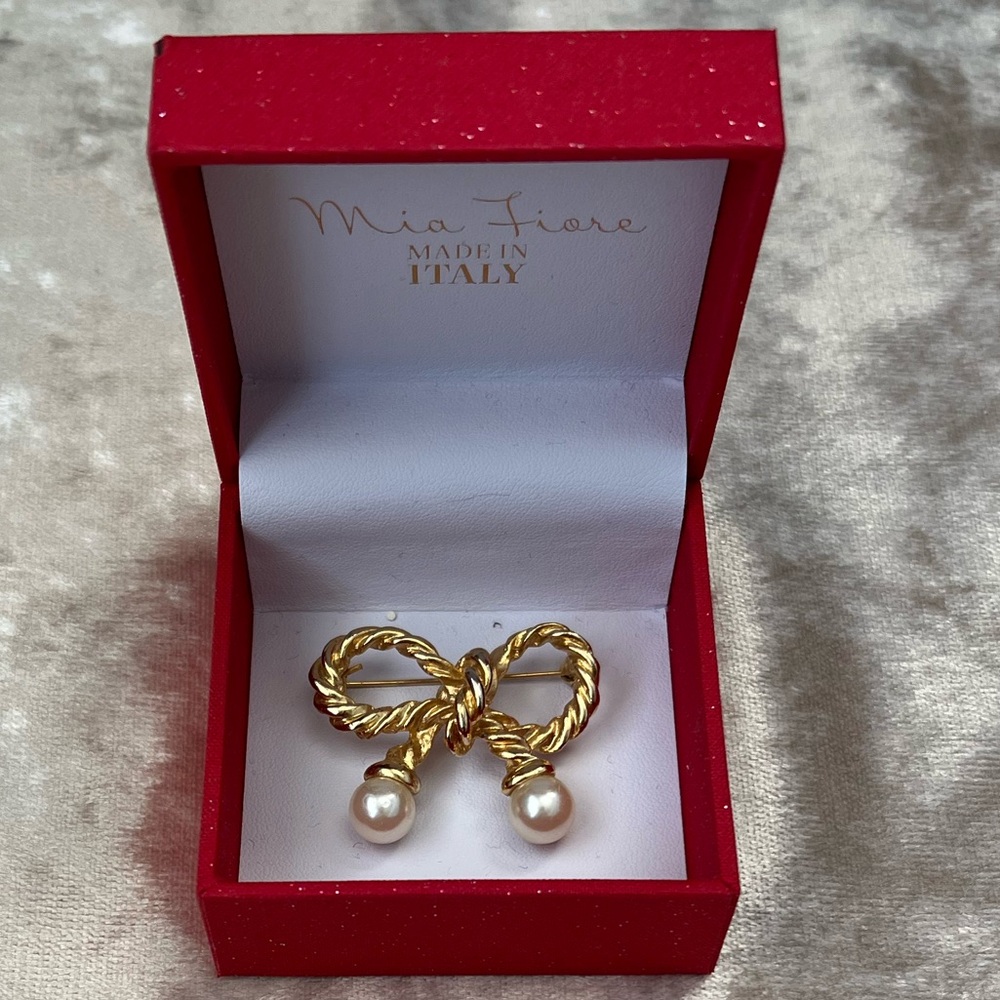 Gold pin - brooch for woman